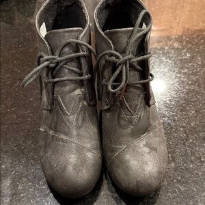 Toms Desert Wedge Suede Lace Up Bootie size 9.5